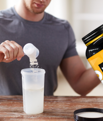 Preparación de batido de proteína whey en vaso mezclador