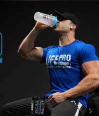 Atleta tomando suplemento Life Pro Nutrition tras el entrenamiento