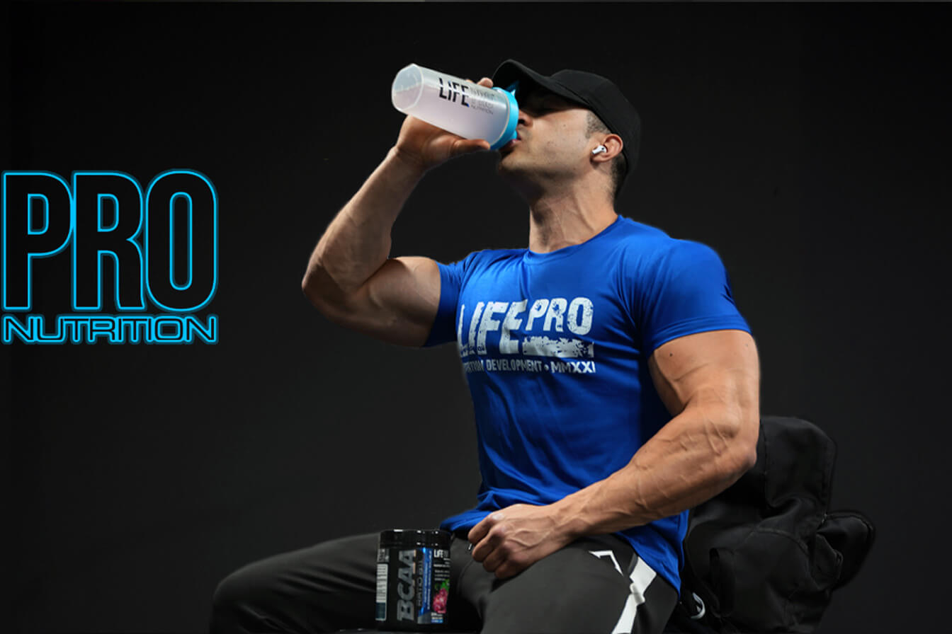 Atleta tomando suplemento Life Pro Nutrition tras el entrenamiento