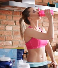 Mujer tomando batido de proteínas después del entrenamiento