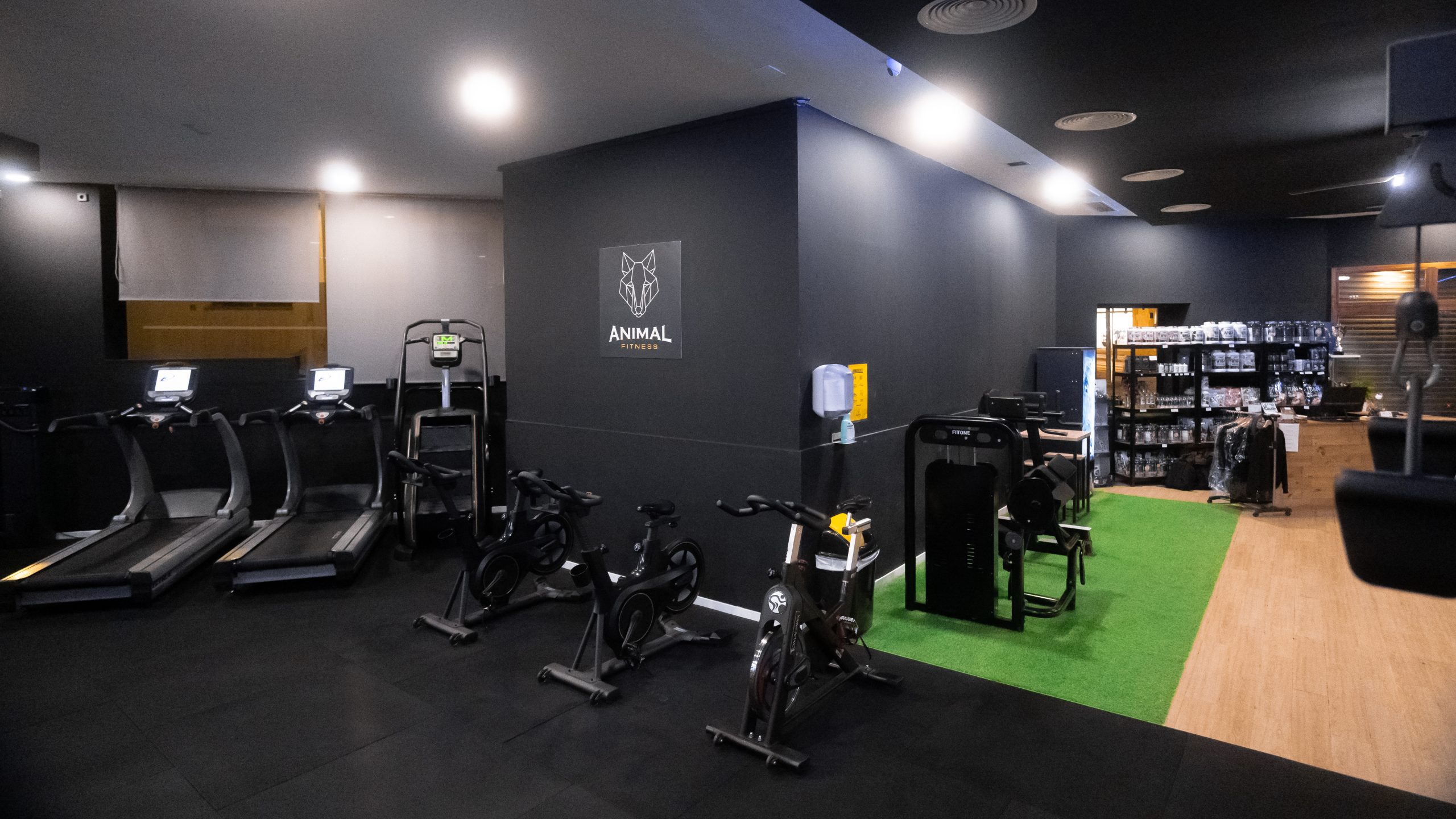 Zona de cardio con cintas, bicicletas y acceso a la tienda de Animal Fitness