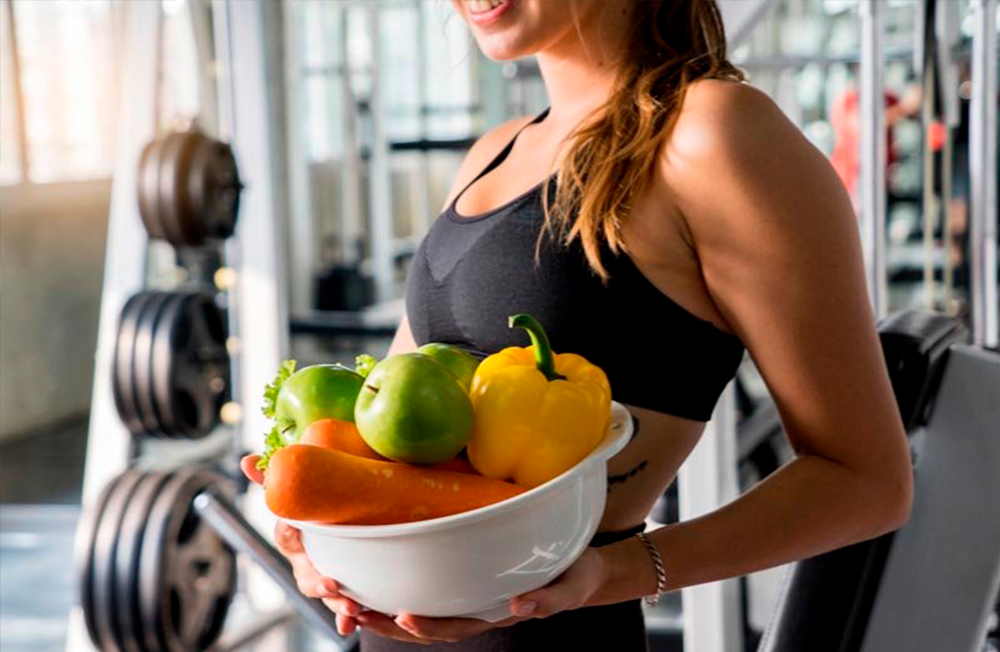 Mujer con alimentación saludable en gimnasio de Sant Celoni