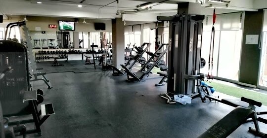 Zona de máquinas de fuerza en gimnasio de Sant Celoni