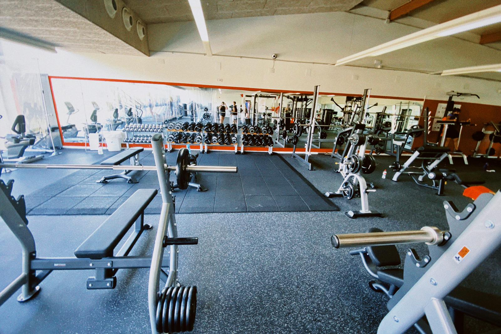 Zona de musculación equipada en gimnasio de Sant Celoni